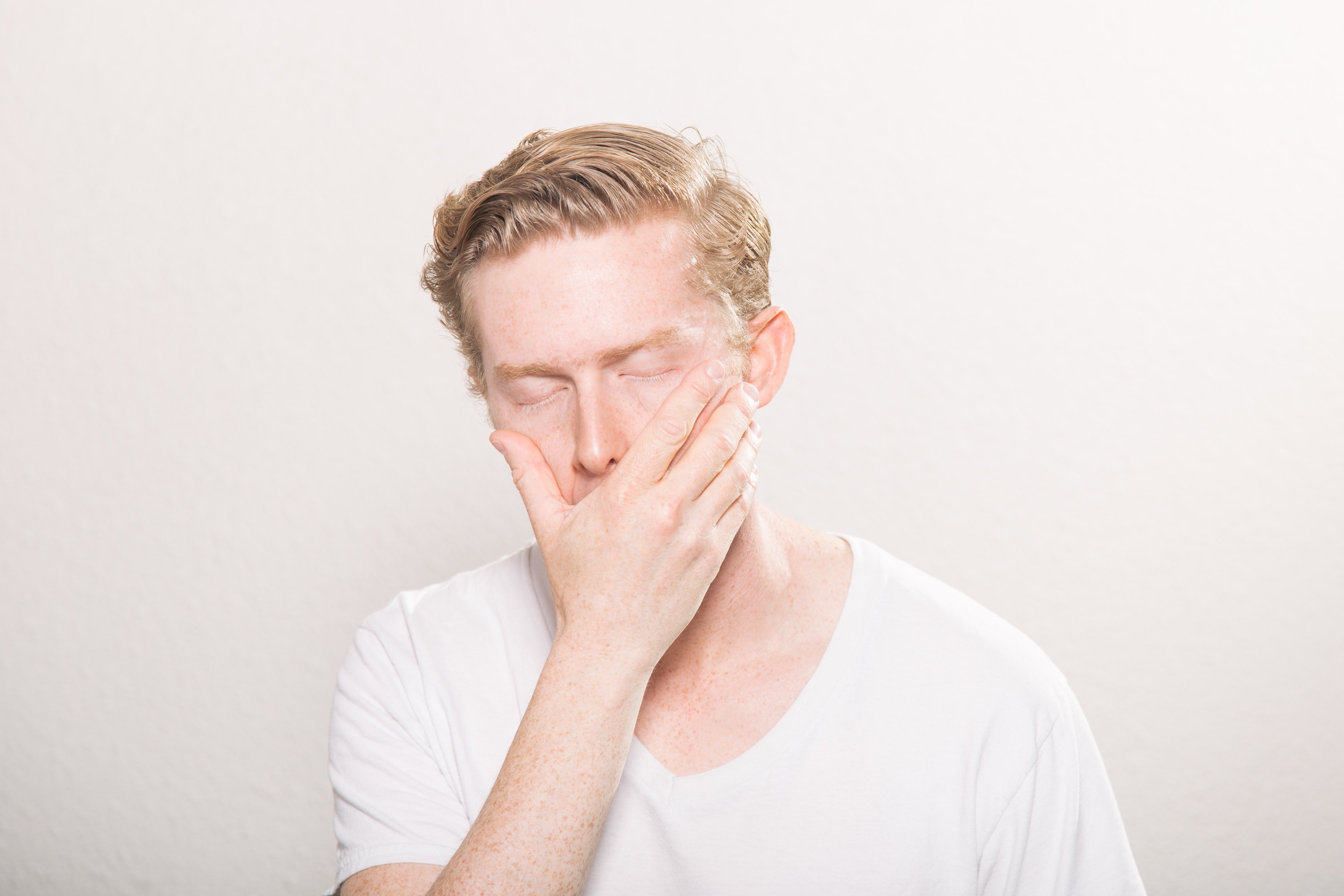 Hombre sufriendo por causa de una fobia / Unsplash Hombre sufriendo por causa de una fobia / Unsplash