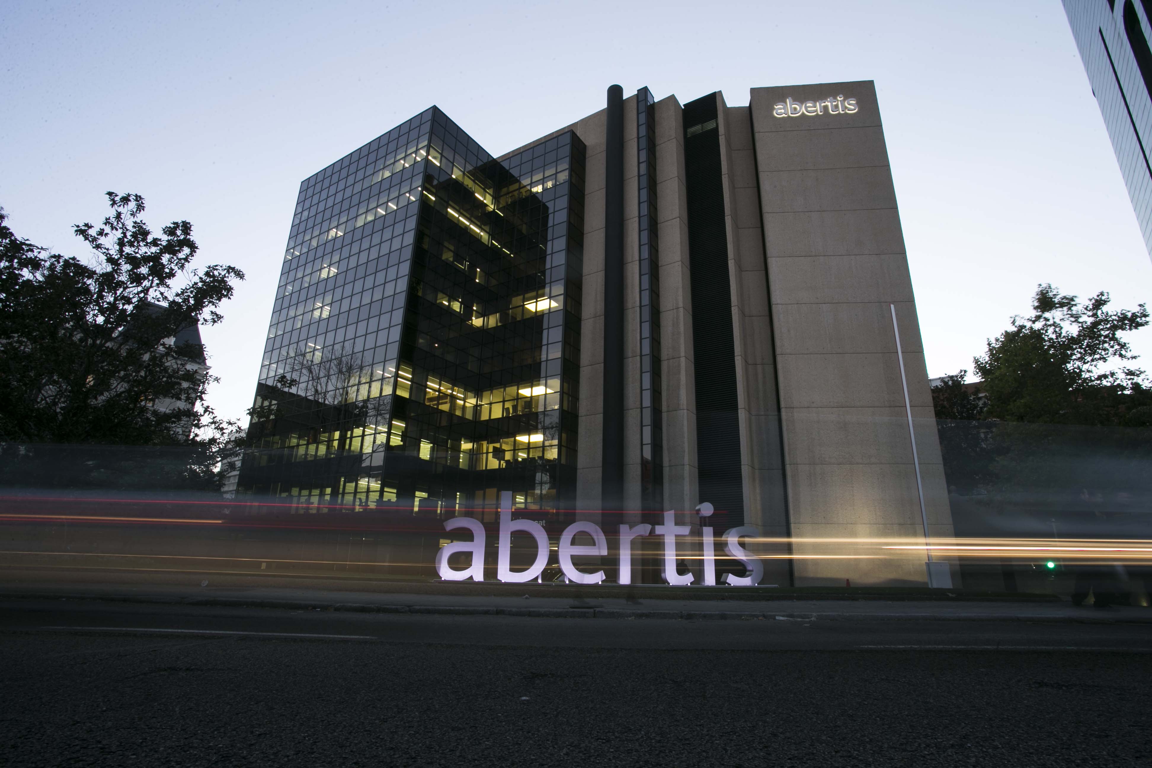 Abertis llega a 897 millones de euros de beneficio neto en el 2017, un 13% más