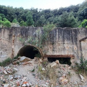 Estat actual de les mines d'Osor    Foto Ferran Barber