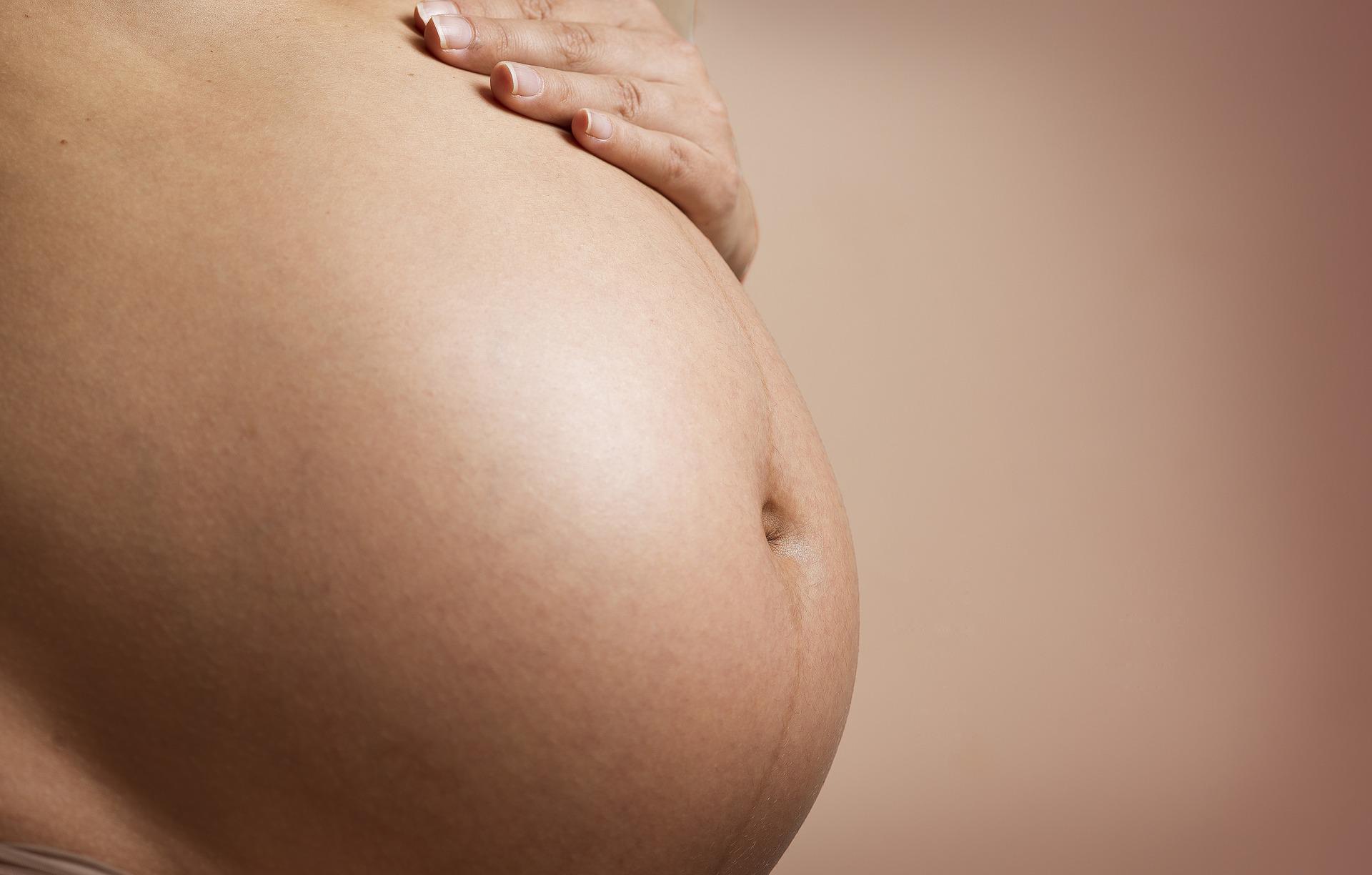 Un estudio confirma que el ómicron aumenta el riesgo de complicaciones en el embarazo