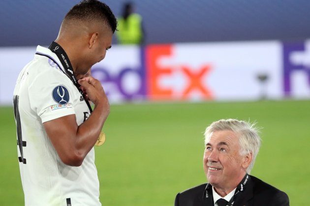 Casemiro Carlo Ancelotti Real Madrid Supercopa Europa / Foto: EFE Casemiro Carlo Ancelotti Real Madrid Supercopa Europa / Foto: EFE