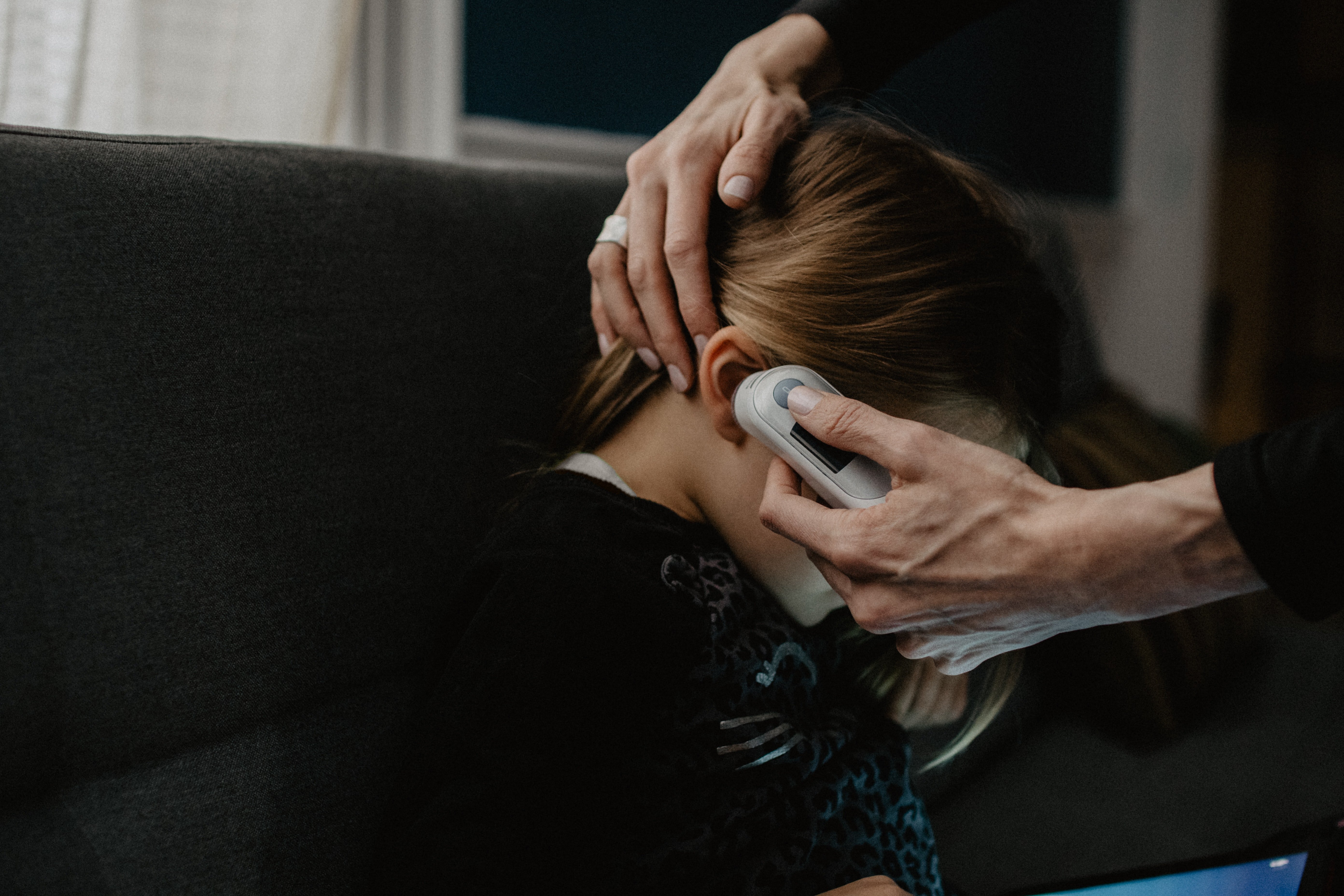 Tomando la temperatura a un niña enferma / Unsplash