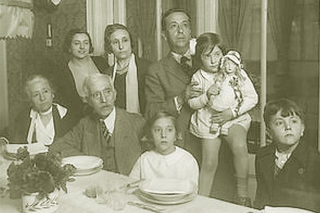 Eugènia Lamarca, asseguda a l'esquerra de la imatge, a casa de la seva filla i del seu gendre (1930). Font Galeria de Metges Catalans