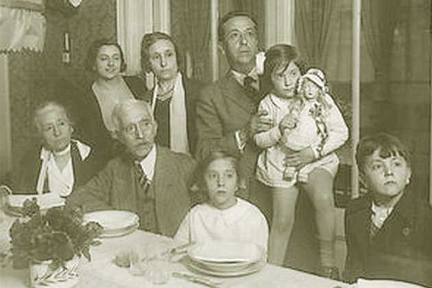 Eugènia Lamarca, asseguda a l'esquerra de la imatge, a casa de la seva filla i del seu gendre (1930). Font Galeria de Metges Catalans Eugènia Lamarca, asseguda a l'esquerra de la imatge, a casa de la seva filla i del seu gendre (1930). Font Galeria de Metges Catalans