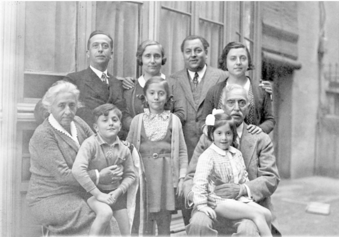Eugènia Lamarca (1931) amb el seu marit, fills, gendre i nets. Font Blog de Genealogia Geni