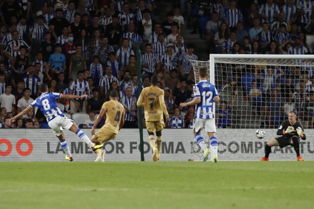 Mikel Merino Ter Stegen chute Barca Real Sociedad / Foto: EFE Mikel Merino Ter Stegen chute Barca Real Sociedad / Foto: EFE