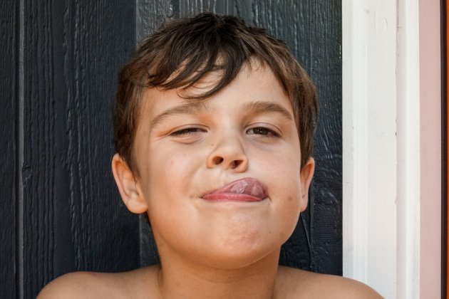 Niño sacando la lengua / Unsplash