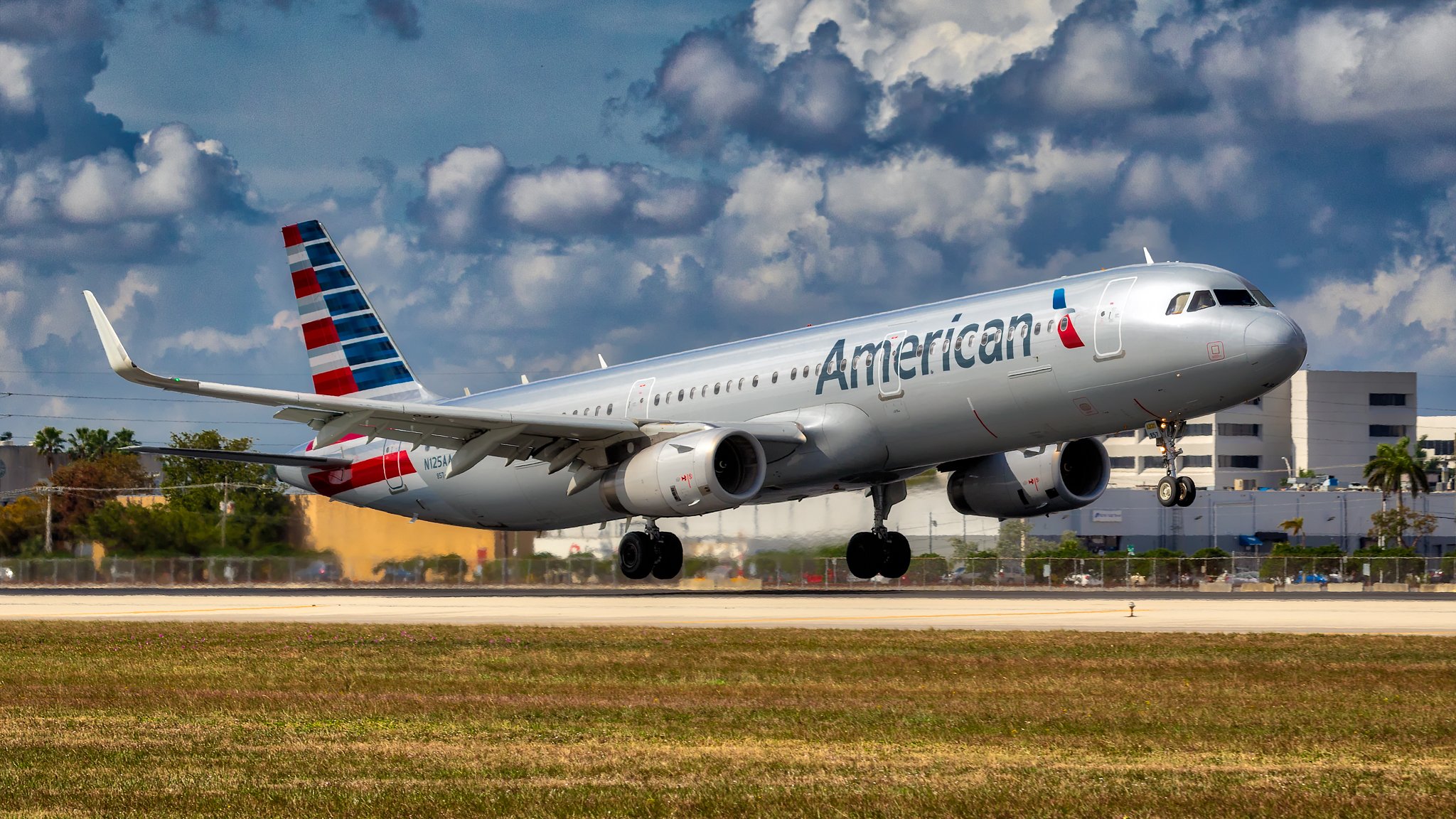 Airbus A-321 aterra fregant caps de turistes