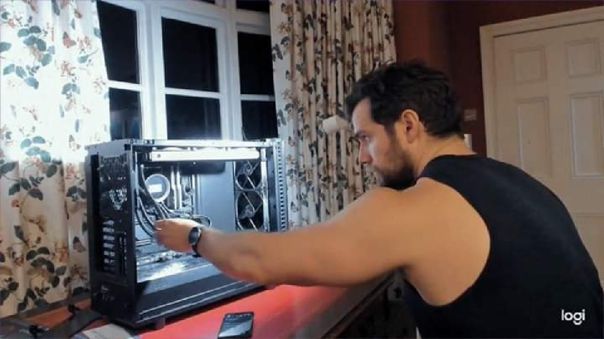 Henry Cavill y su ordenador Henry Cavill y su ordenador
