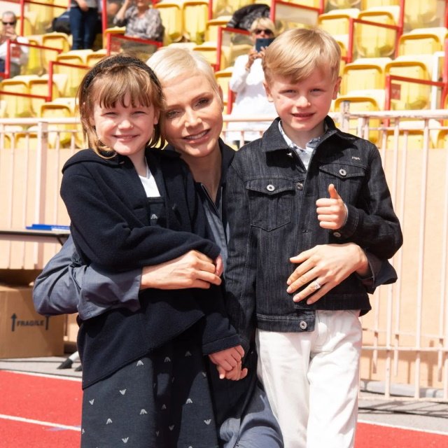 Charlene amb els seus fills XARXES Charlene amb els seus fills XARXES