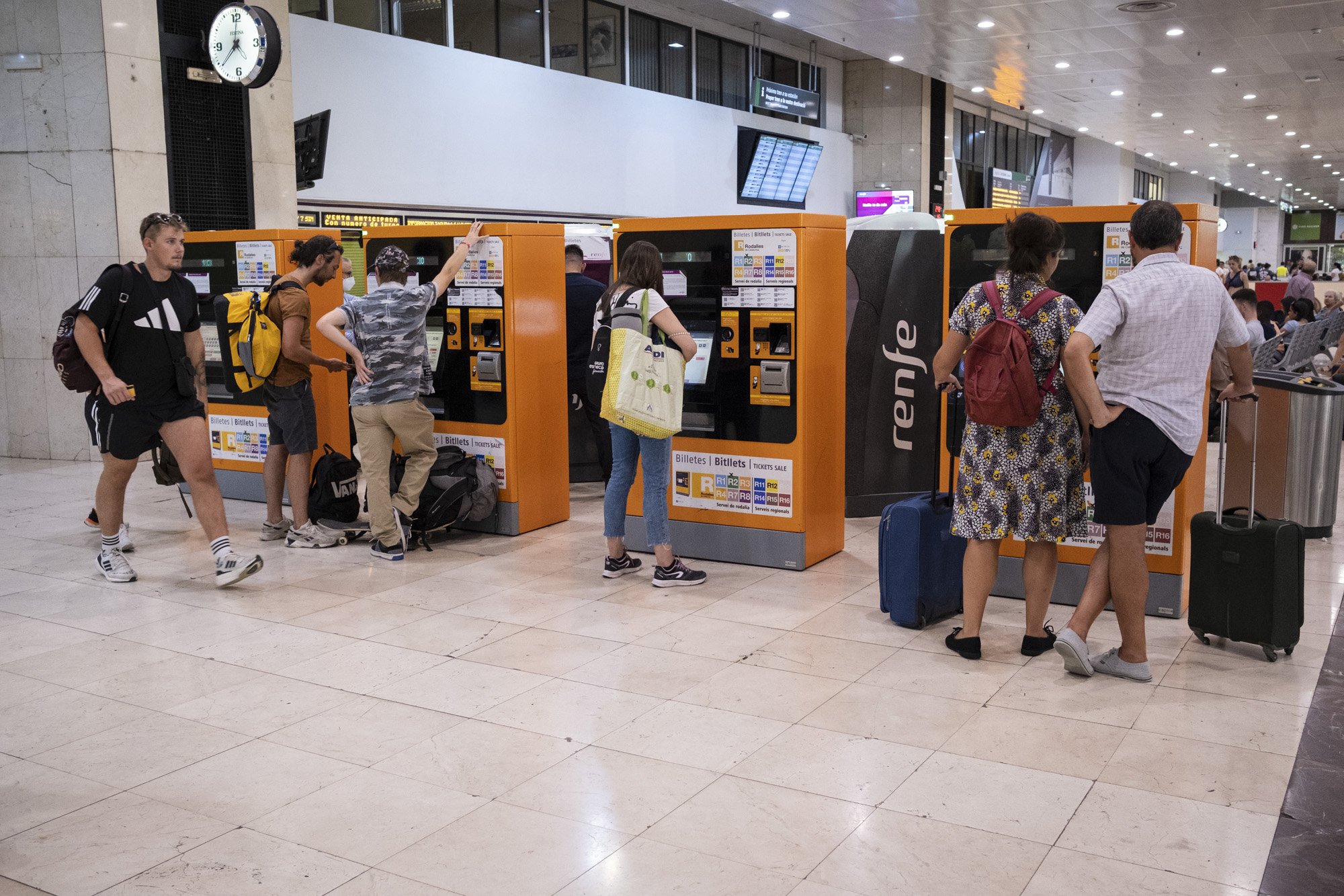 Ya puedes conseguir tu abono de Renfe gratis para viajar en Rodalies de Catalunya: requisitos y condiciones