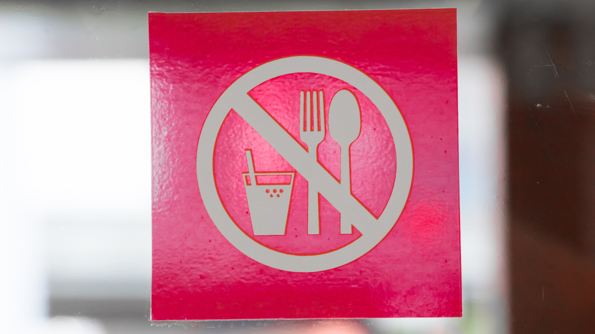 Prohibida l'entrada de begudes i menjar / Unsplash