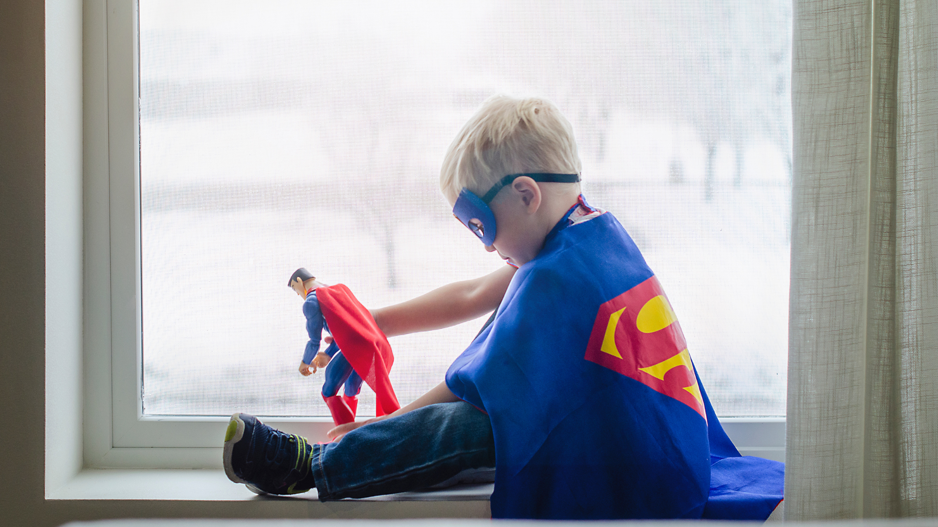 Niño disfrazado de superman con una capa / Unsplash