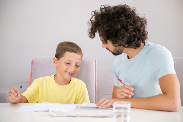 hijo pare estudiando pch.vector hijo pare estudiando pch.vector