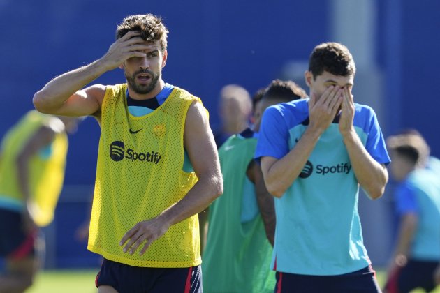 Gerard Piqué mano en la cara EFE