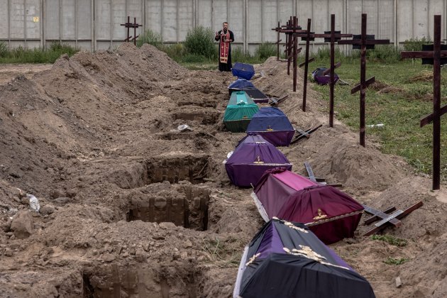 Cura Ortodox Andrii Halavin resa gent no identificada morta Bucha Ucraïna / Foto: Efe