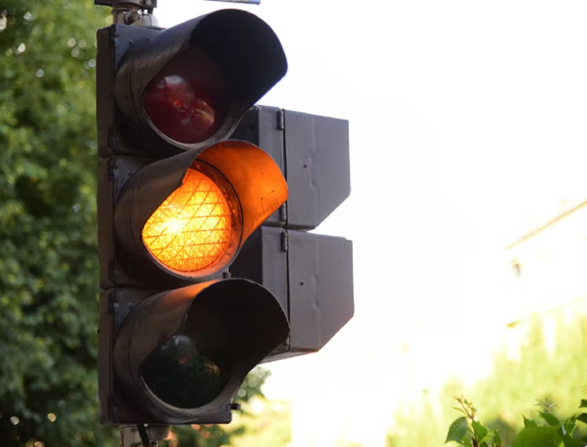 La DGT estudia eliminar el ámbar: ¿adiós a la luz amarilla intermitente de los semáforos?