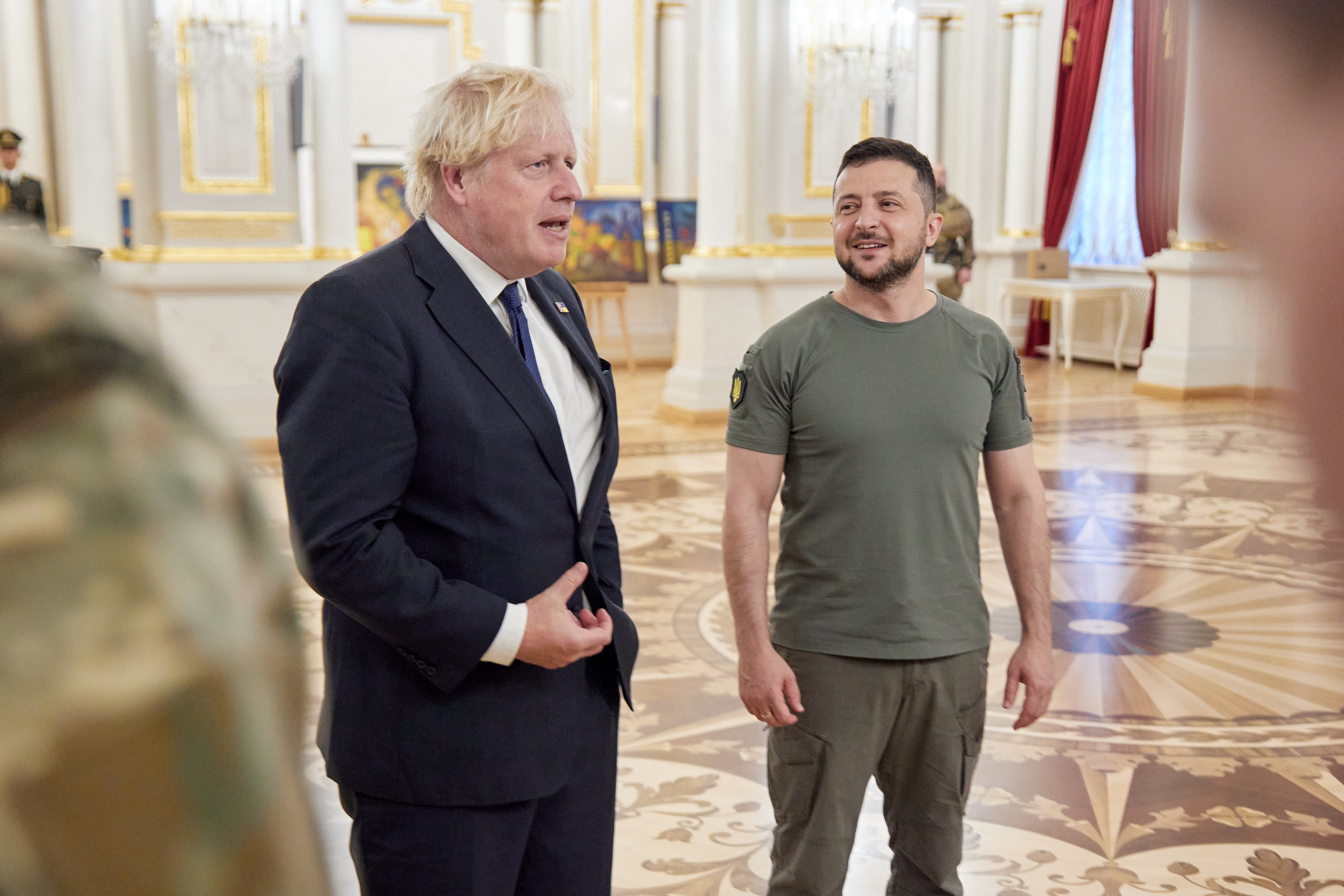 Boris Johnson hace una última visita a Ucrania e intercambia obsequios con Zelenski