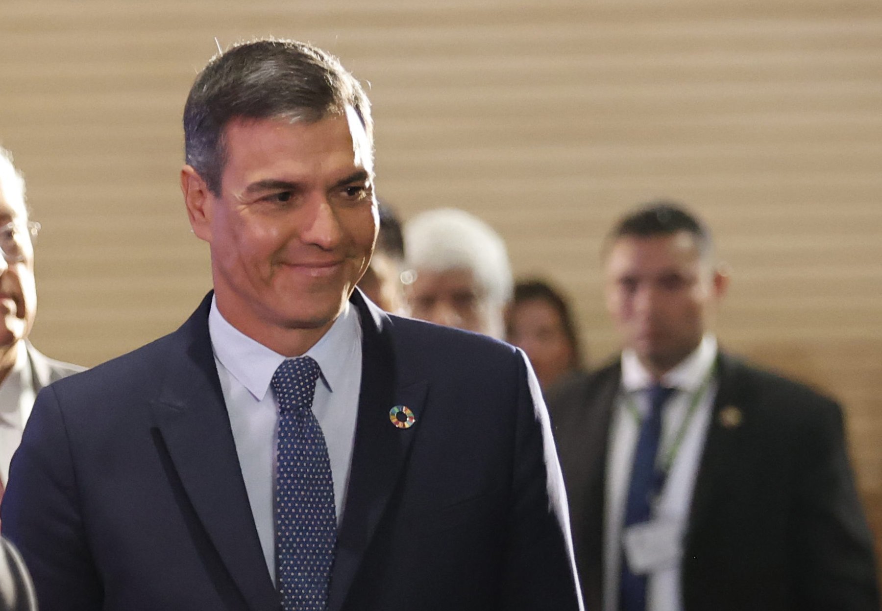 Pedro Sánchez mantiene que quitarse la corbata es útil (mientras él la lleva en Colombia)