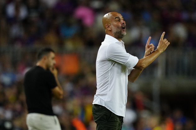 Pep Guardiola dando instrucciones Barca Manchester City Camp Nou / Foto: EFE