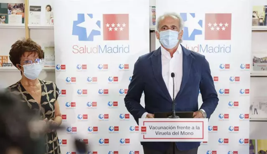 Escudero defiende la atención telemática del Hospital Villalba delante de una paciente en urgencias