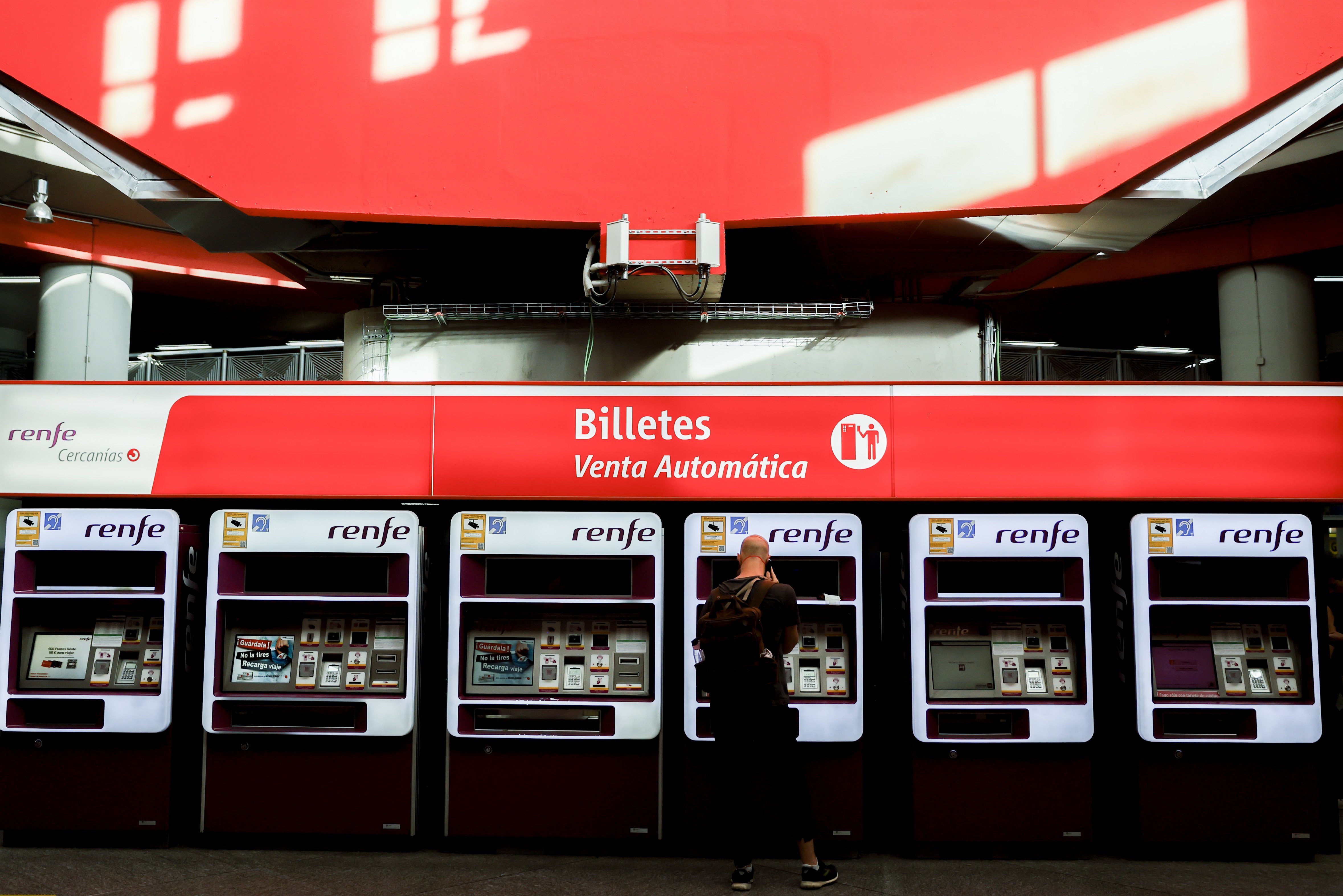 Los abonos gratuitos de Renfe, el nuevo premio para Alexia Putellas y más: La vuelta al mundo en 15 fotos