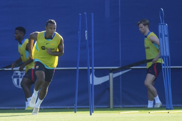 Jules Kounde entrenamiento Barca / Foto: EFE