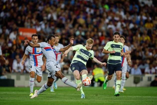 Jules Kounde Kevin Bruyne Barca Manchester City / Foto: Europa Press Jules Kounde Kevin Bruyne Barca Manchester City / Foto: Europa Press