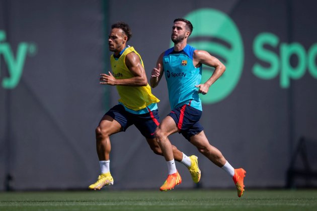 Martin Braithwaite Miralem Pjanic entrenamiento barca / Foto: FC Barcelona Martin Braithwaite Miralem Pjanic entrenamiento barca / Foto: FC Barcelona