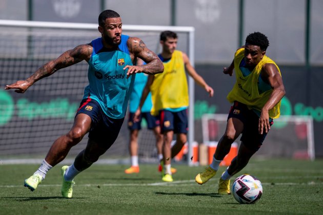 Memphis depay baldi entrenament barca / FC Barcelona