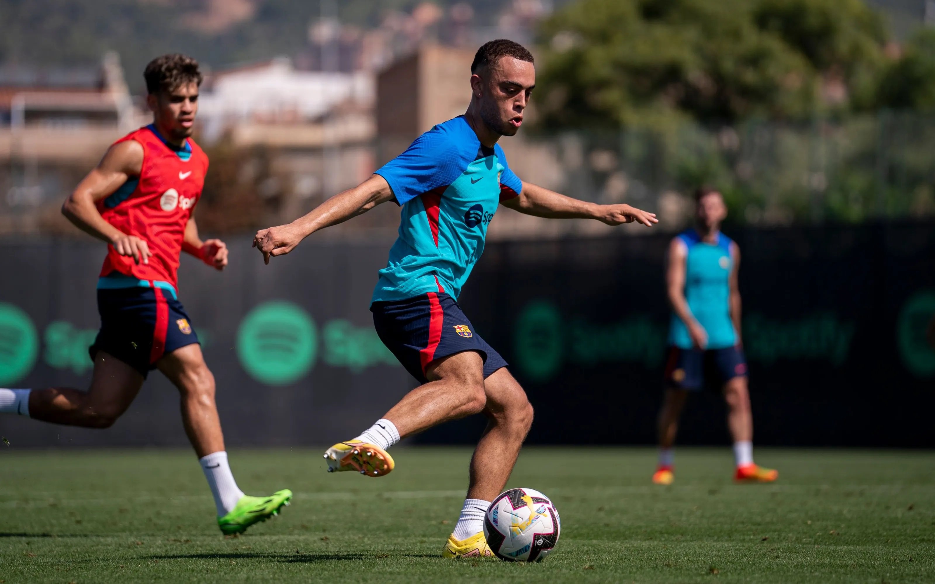 Una sortida menys: acord entre Barça i Milan per la cessió amb opció a compra de Sergiño Dest