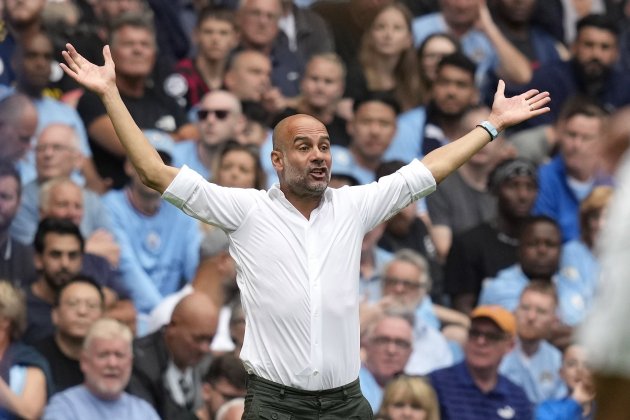 Pep Guardiola Manchester City braços oberts / Foto: EFE