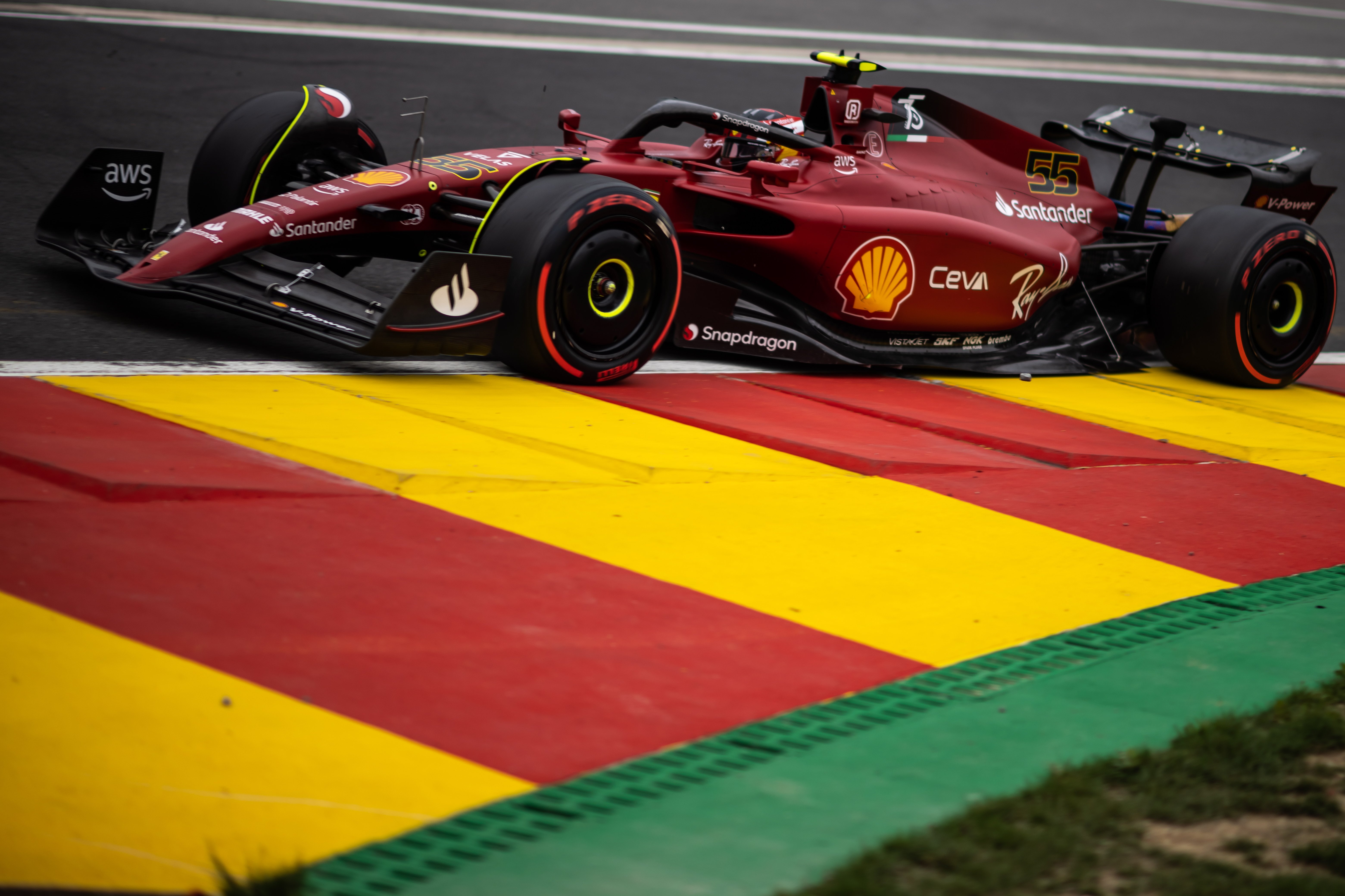 Carlos Sainz sortirà primer i Alonso tercer en un GP de Bèlgica de Fórmula 1 marcat per les sancions