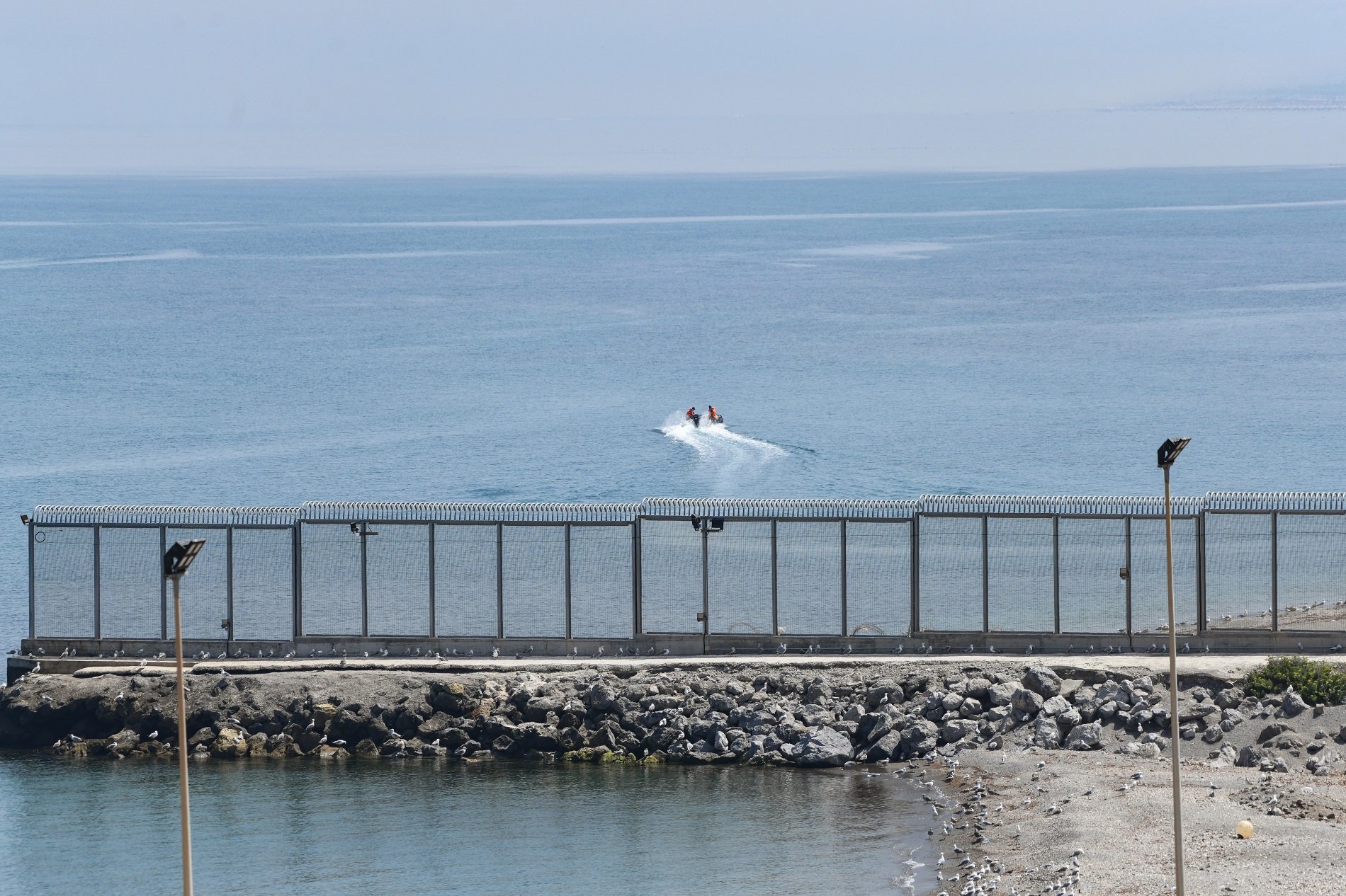 Nou intent massiu d'entrada de migrants a Ceuta, per terra i per mar