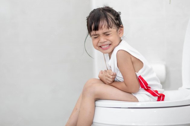 Niña sufriendo en el baño / Freepik