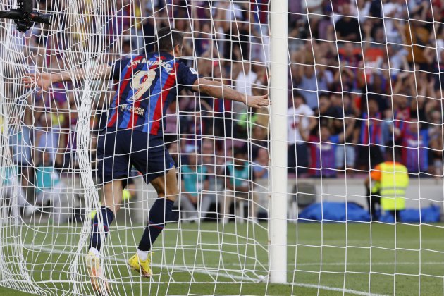 Robert Lewandowski portería gol Barça / Foto: EFE Robert Lewandowski portería gol Barça / Foto: EFE