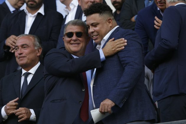 Rafa Yuste Joan Laporta gafas abraza Ronaldo Nazario / Foto: EFE Rafa Yuste Joan Laporta gafas abraza Ronaldo Nazario / Foto: EFE