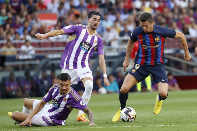 Lewandowski Barca defensas Valladolid / Foto: EFE Lewandowski Barca defensas Valladolid / Foto: EFE