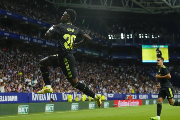 Vinícius Jr vuela celebra gol Real Madrid Espanyol / Foto: EFE Vinícius Jr vuela celebra gol Real Madrid Espanyol / Foto: EFE