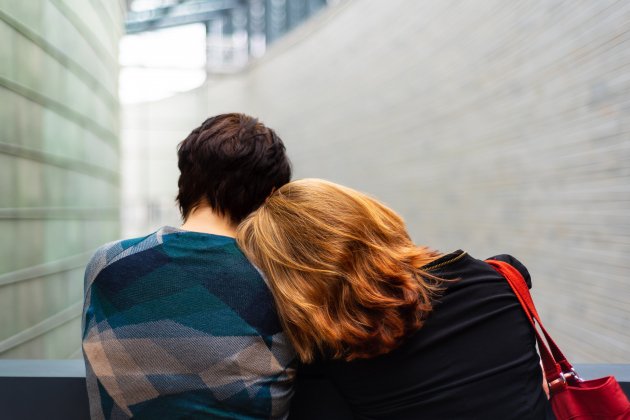 Una mujer consuela a un hombre / Unsplash Una mujer consuela a un hombre / Unsplash
