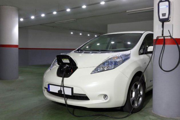 Cotxe elécrico carregant