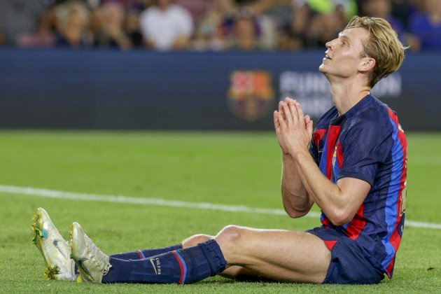 Frenkie de Jong suelo lamenta Barca / Foto: EFE