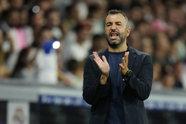 Diego Martinez aplaudiendo Espanyol / Foto: EFE