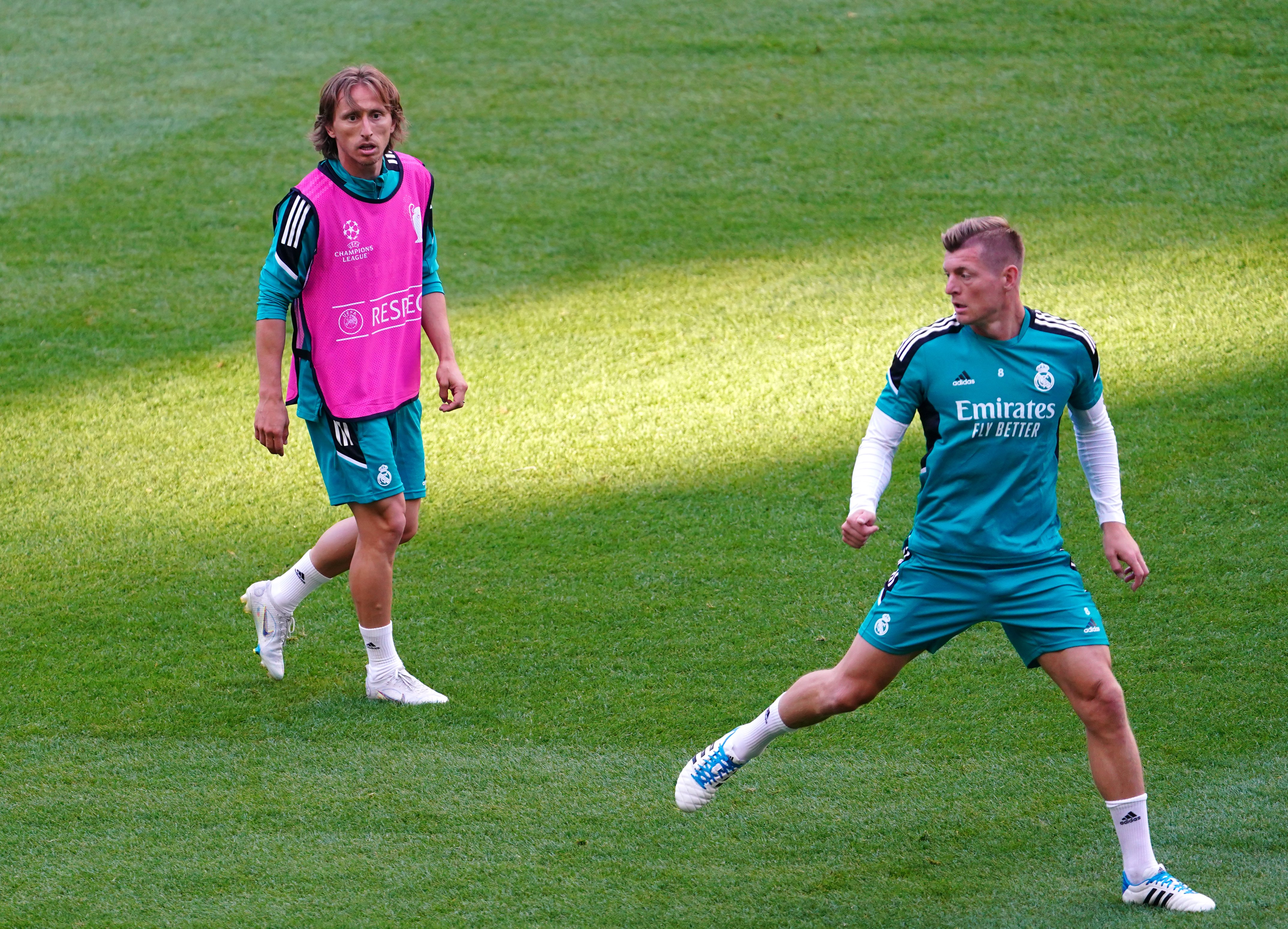 Modric y Kroos, fuera; Florentino Pérez tiene lista la revolución en el medio campo