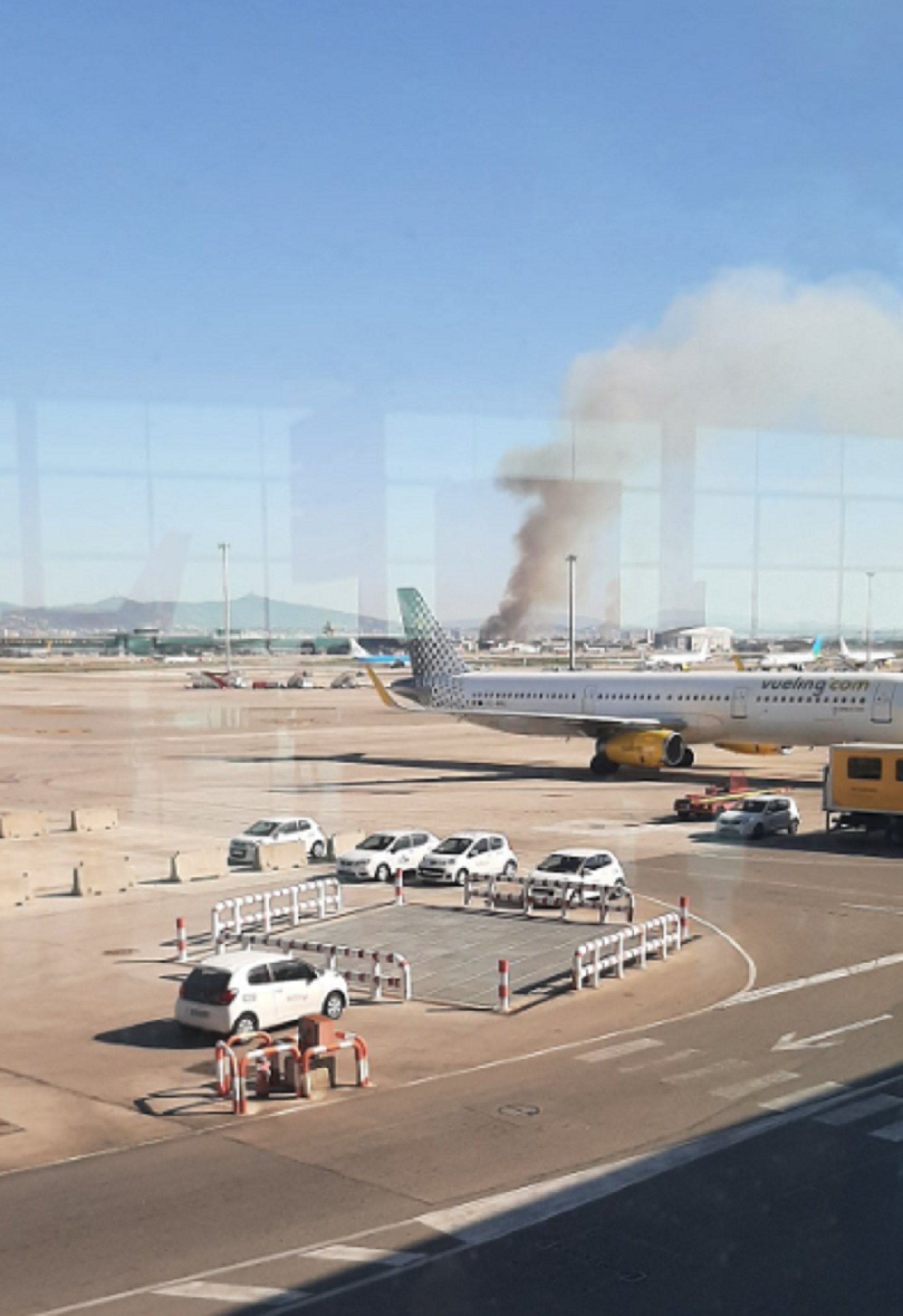 ¿Incendio en Barcelona? ¿Qué es este humo visible cerca del Aeropuerto del Prat?