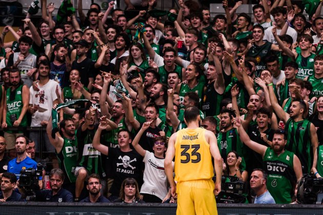 Nikola Mirotic afición Peña Juventud Badalona Barça basket / Foto: Europa Press