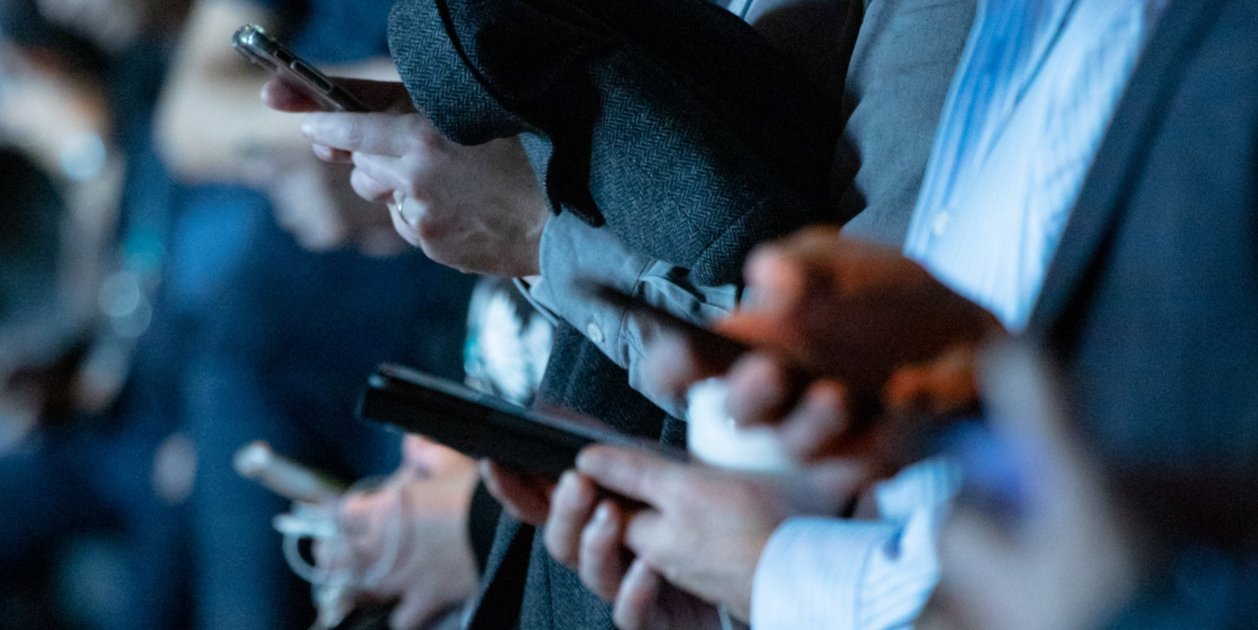 Personas utilizando el móvil