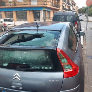 Una nena ferida i destrosses a cotxes i teulades per la pedregada al Baix Empordà | VÍDEOS
