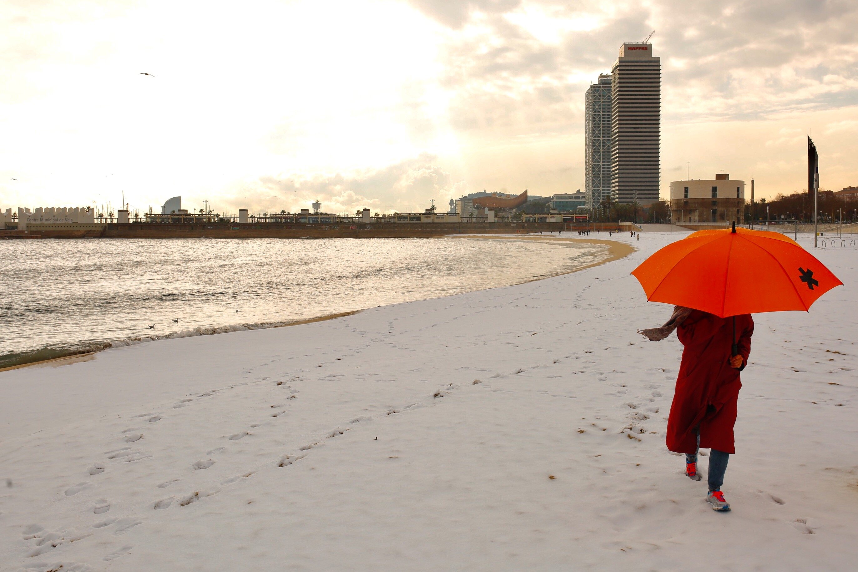 La neu arriba a la platja de Barcelona