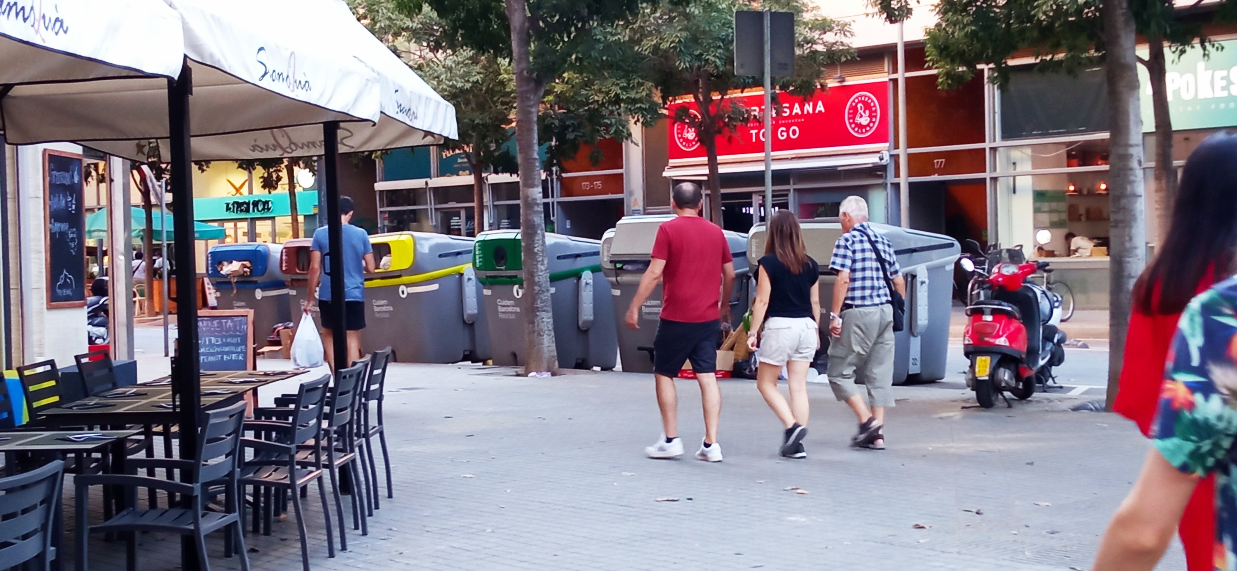 Una "calle-vertedero" en el Poblenou acumula 12 contenedores en menos de cien metros